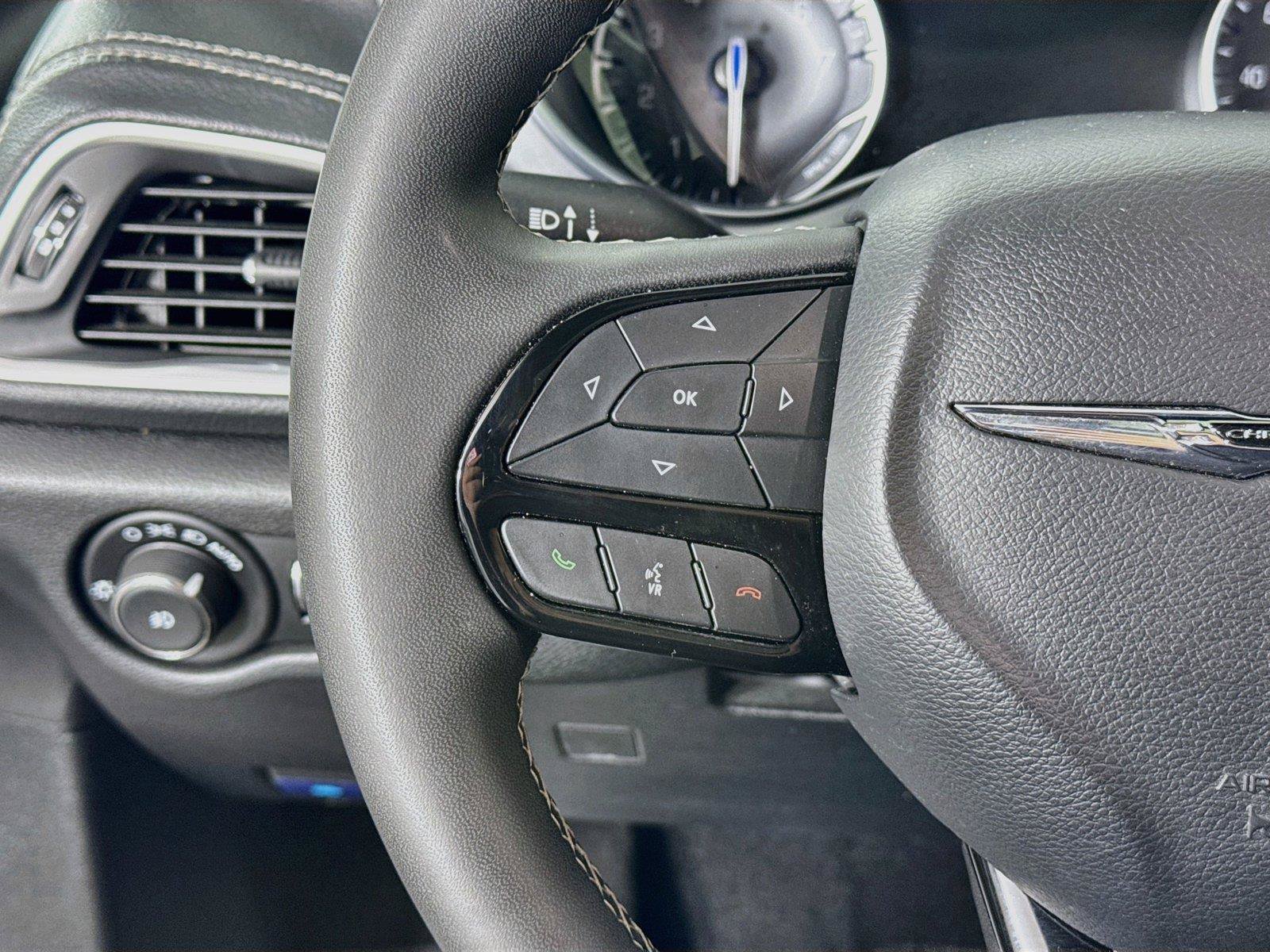 Used 2025 Chrysler Pacifica Limited FWD image 18