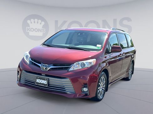 Used 2018 Toyota Sienna XLE w/ XLE Navigation Package FWD image 1