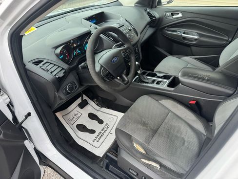 Used 2017 Ford Escape SE w/ SE Cold Weather Package AWD/4WD image 11