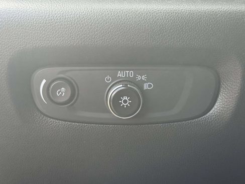 Used 2023 Chevrolet Traverse LT FWD image 19