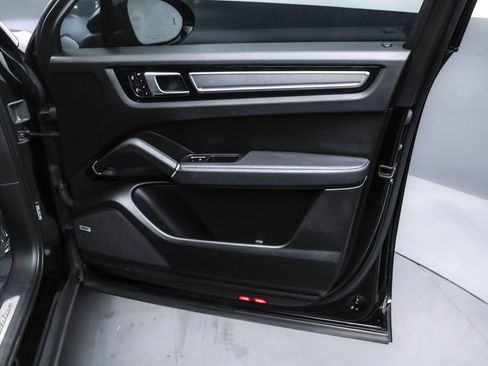Used 2022 Porsche Cayenne Platinum Edition image 37