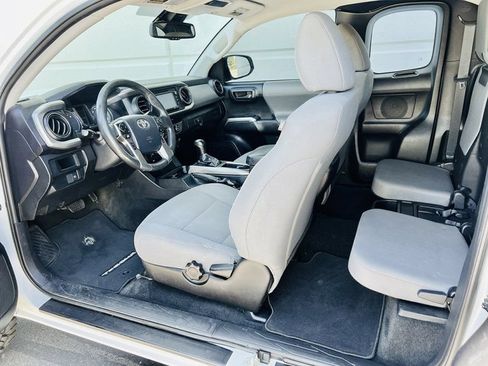 Used 2019 Toyota Tacoma SR5 AWD/4WD image 8