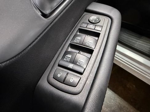 Used 2025 Chrysler Pacifica Limited AWD/4WD image 13