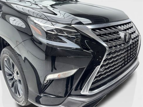 Used 2023 Lexus GX 460 Premium w/ Accessory Package image 3