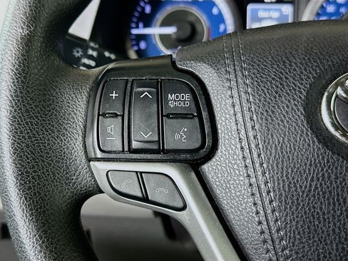 Used 2020 Toyota Sienna LE w/ LE Preferred Package FWD image 16