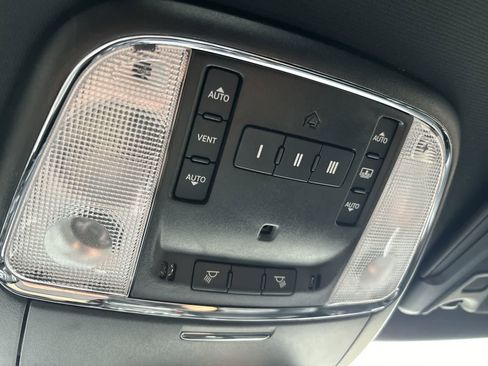 Used 2023 Chrysler 300 C image 27