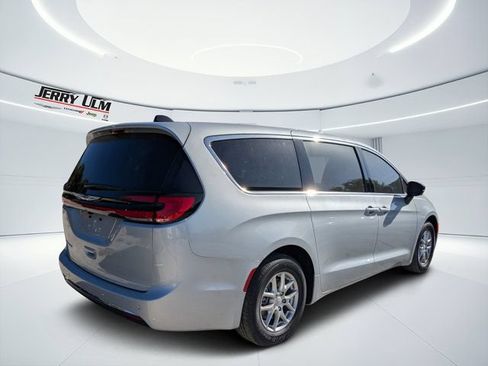 New 2026 Chrysler Pacifica Select FWD image 3