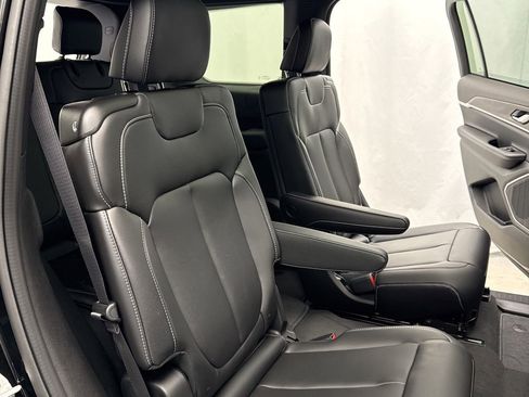 New 2026 Jeep Grand Cherokee L Limited w/ Limited Altitude Package AWD/4WD image 36