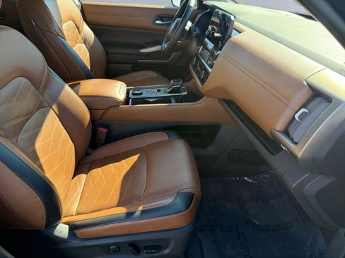 Used 2023 Nissan Pathfinder Platinum image 38