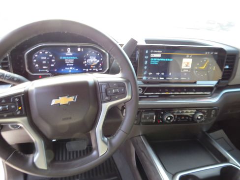 Used 2026 Chevrolet Silverado 2500 LTZ w/ LTZ Convenience Package image 22