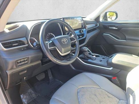 Used 2023 Toyota Highlander Bronze Edition image 9