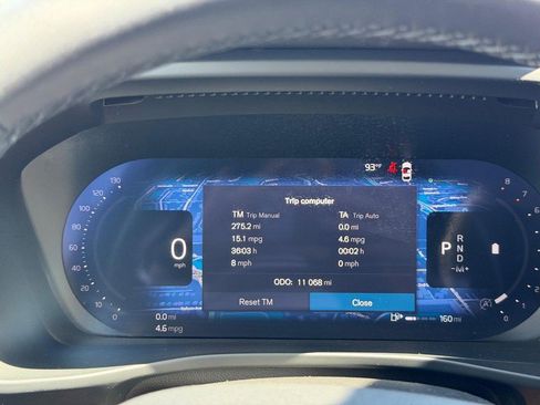 Certified 2025 Volvo XC40 B5 Plus AWD/4WD image 19