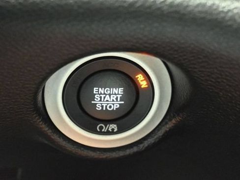 Used 2025 Chrysler Pacifica Select FWD image 25
