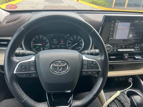 Used 2021 Toyota Highlander XLE FWD image 23