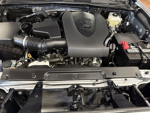 Used 2022 Toyota Tacoma TRD Off-Road image 14