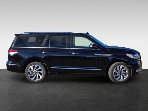 Used 2024 Lincoln Navigator Reserve image 4