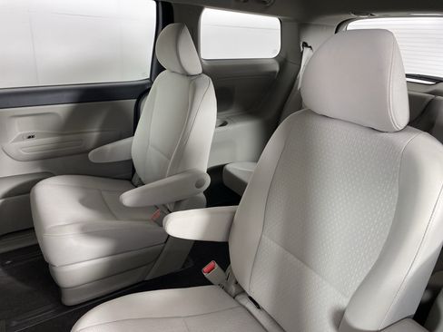 Used 2018 Kia Sedona L FWD image 28