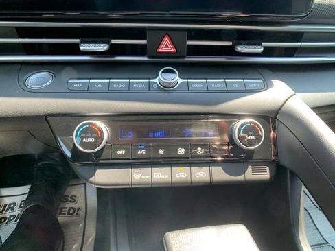 Used 2024 Hyundai Elantra SEL FWD image 19