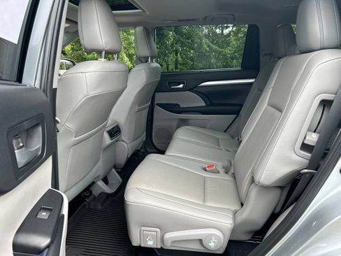 Used 2019 Toyota Highlander XLE AWD/4WD image 32
