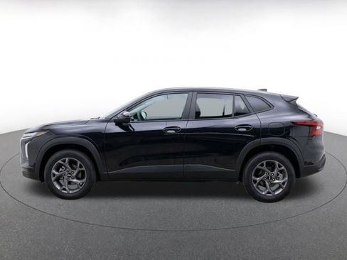 Used 2025 Chevrolet Trax LT w/ LT Convenience Package FWD image 4