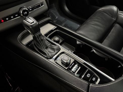 Used 2020 Volvo XC90 T6 R-Design w/ Protection Package Premier image 18