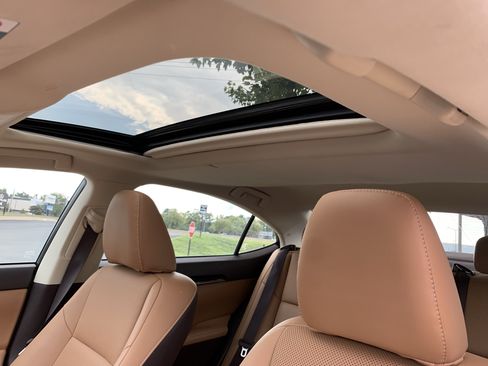 Used 2017 Lexus ES 350 w/ Premium Package FWD image 27