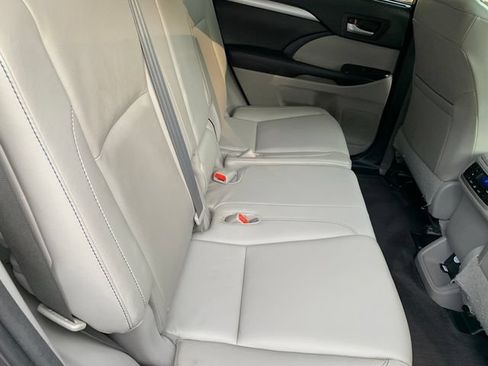 Used 2016 Toyota Highlander XLE FWD image 14