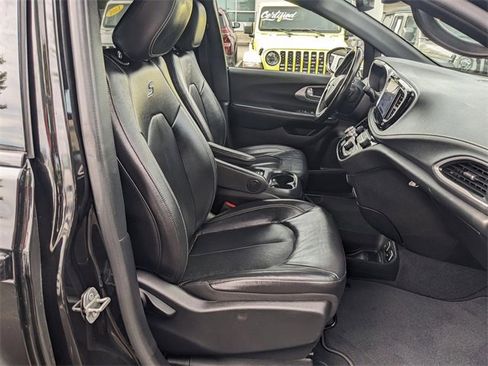 Certified 2021 Chrysler Pacifica Touring-L w/ S Appearance Package image 30