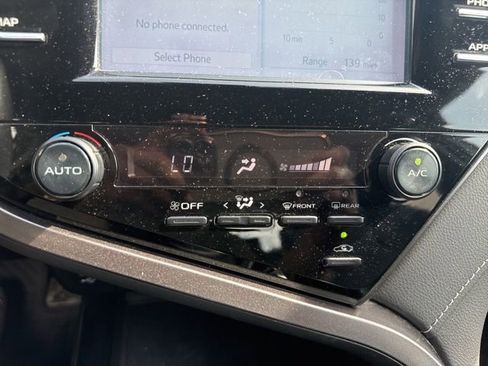 Used 2019 Toyota Camry SE image 16