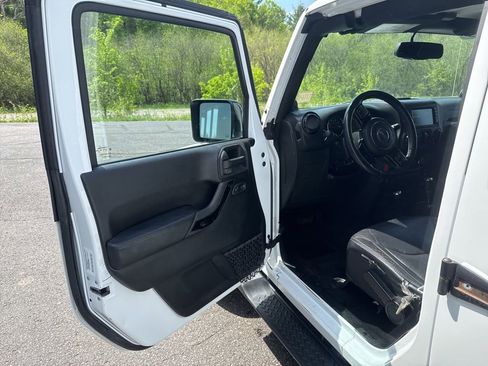 Used 2014 Jeep Wrangler Unlimited Sahara AWD/4WD image 10