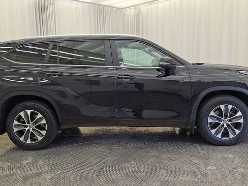 Used 2023 Toyota Highlander XLE AWD/4WD image 6