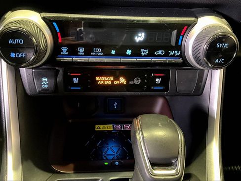 Used 2022 Toyota RAV4 Limited image 15