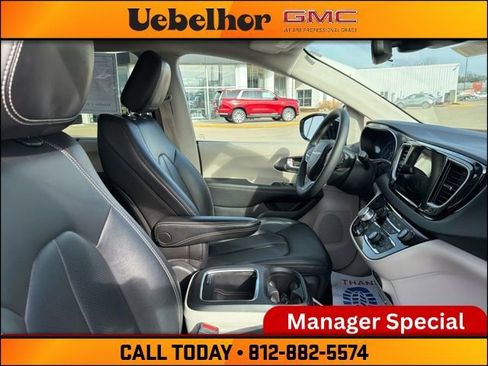 Used 2024 Chrysler Pacifica Touring-L image 2