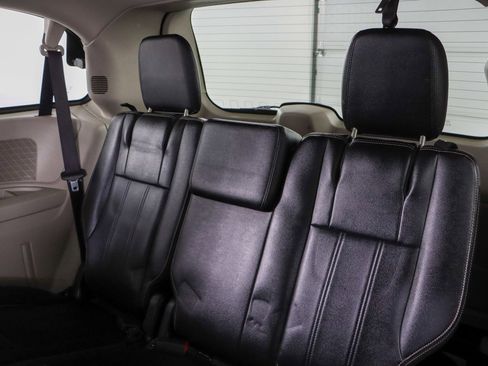 Used 2014 Chrysler Town & Country Touring image 26