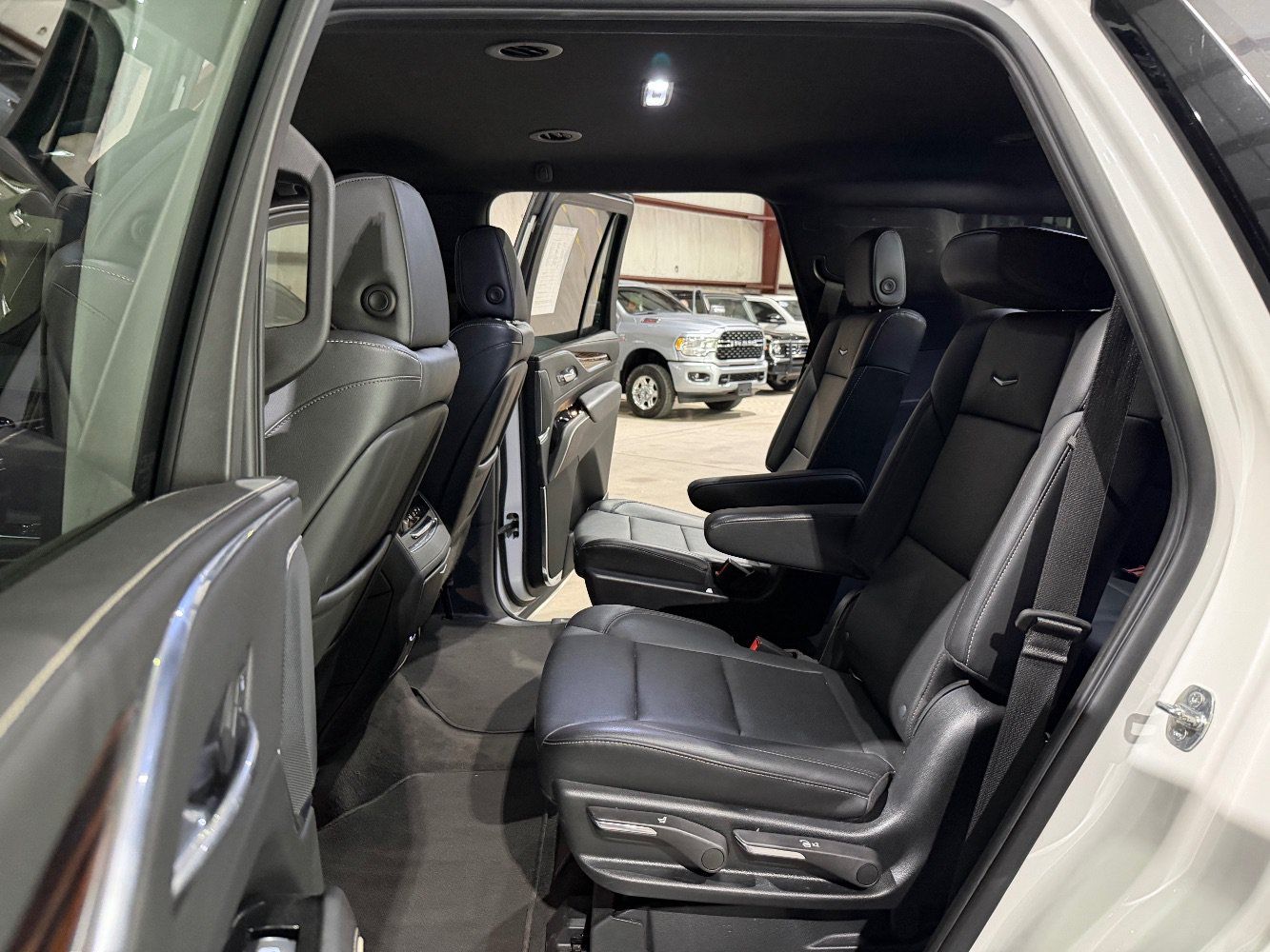 Used 2022 Cadillac Escalade Luxury AWD/4WD image 17