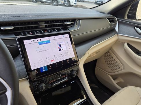 Used 2024 Jeep Grand Cherokee Limited image 32