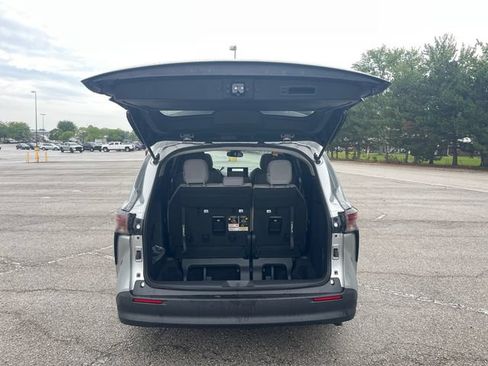 Used 2025 Toyota Sienna LE w/ LE Plus Package FWD image 19