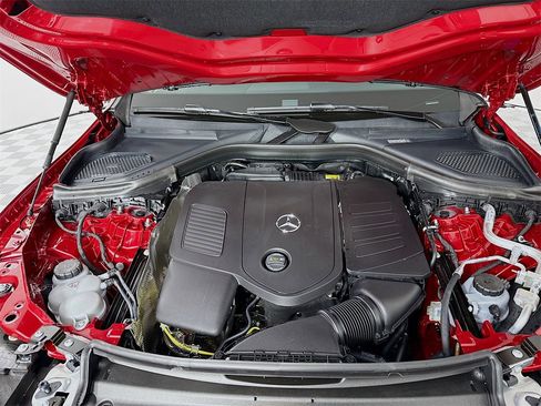 Used 2025 Mercedes-Benz GLC 300 4MATIC image 32