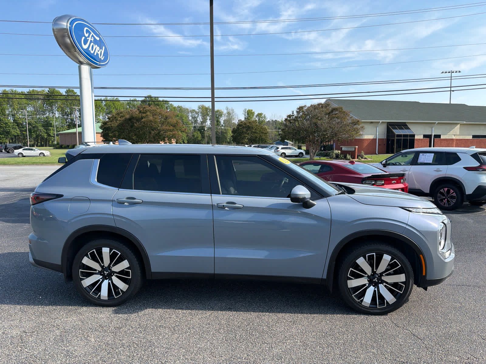Used 2025 Mitsubishi Outlander SE FWD image 2