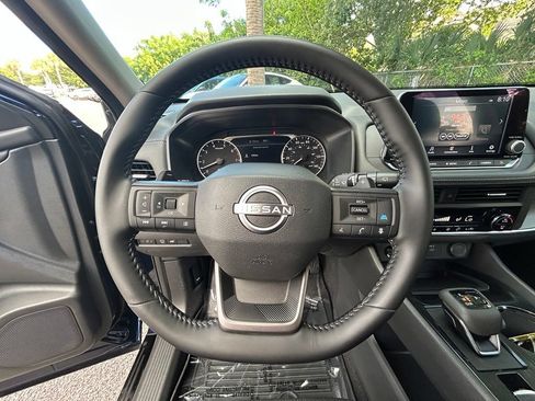 Used 2025 Nissan Rogue SV FWD image 15
