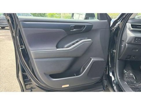 Certified 2025 Toyota Highlander LE FWD image 13