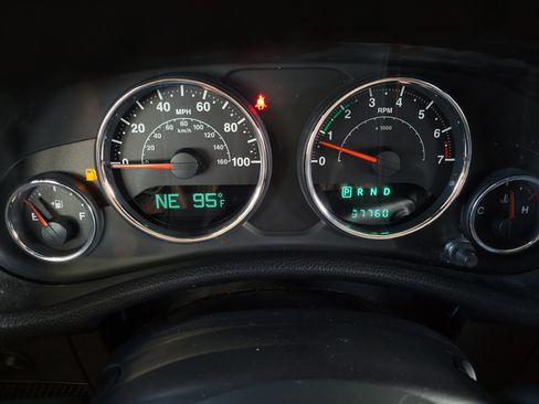 Used 2014 Jeep Wrangler Unlimited Sahara w/ Dual Top Group AWD/4WD image 21