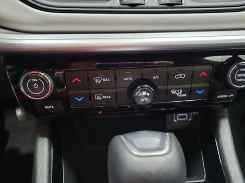 Used 2025 Jeep Compass Limited image 49