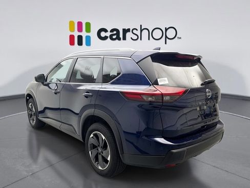 Used 2024 Nissan Rogue SV w/ SV Premium Package image 3