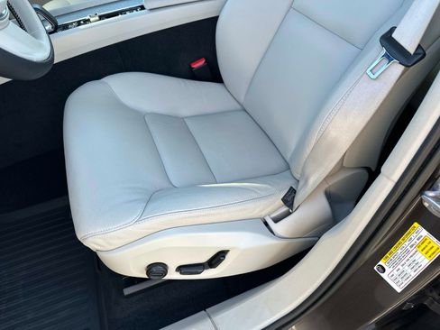 Certified 2023 Volvo XC60 B5 Plus w/ Climate Package image 18