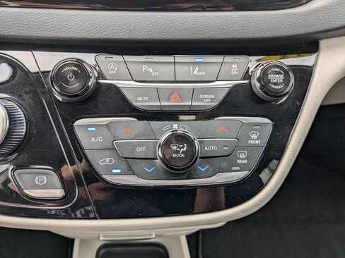 Used 2023 Chrysler Pacifica Touring-L FWD image 27