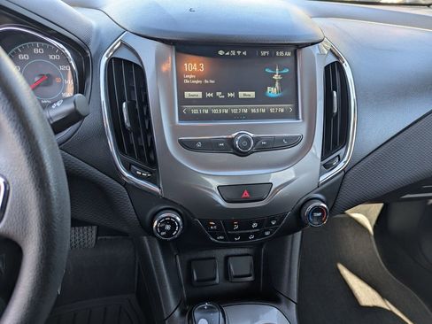 Used 2018 Chevrolet Cruze LT FWD image 15