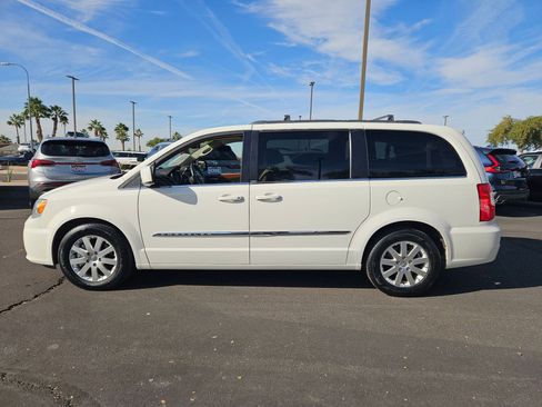 Used 2013 Chrysler Town & Country Touring image 9