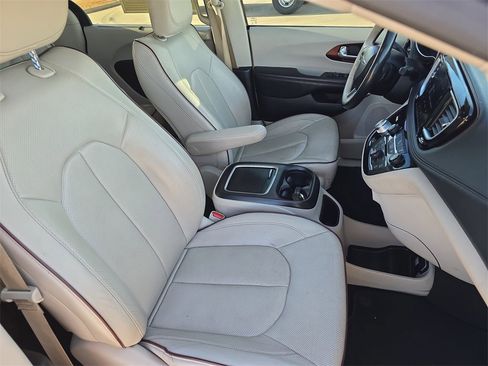 Used 2020 Chrysler Pacifica Limited image 10