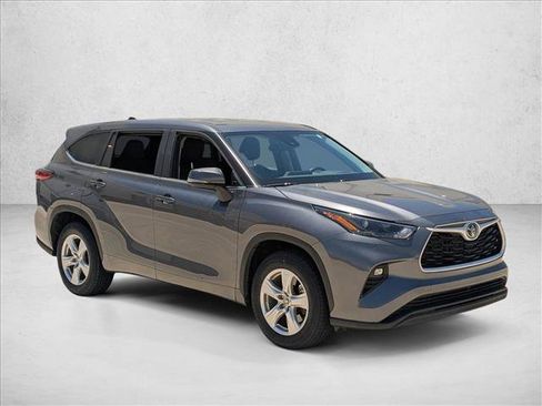 Used 2023 Toyota Highlander LE FWD image 3